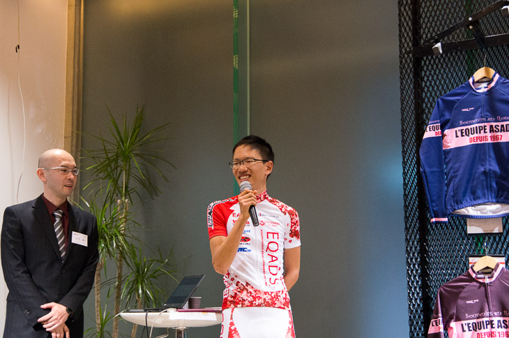 浅田監督のフランス語をその場で通訳するエカーズの橋詰選手。語学力はすでにEQA U23の選手を上回っている?