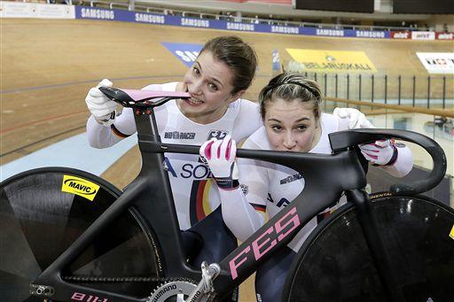 女子チームスプリント 優勝したドイツのクリスティーナ・ヴォーゲルとミリアン・ヴェルト
