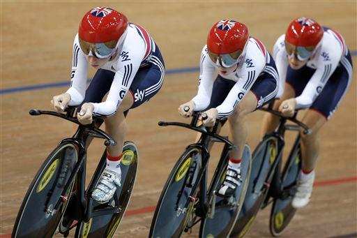 女子団体追い抜き 3分18秒140で優勝したイギリス