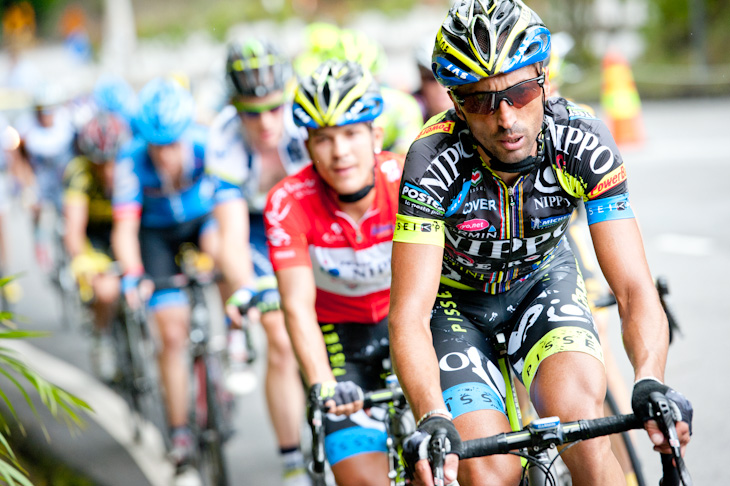 エースのため先頭を牽くフォルッナート・バリアーニ (イタリア、チームNIPPO・デローザ)