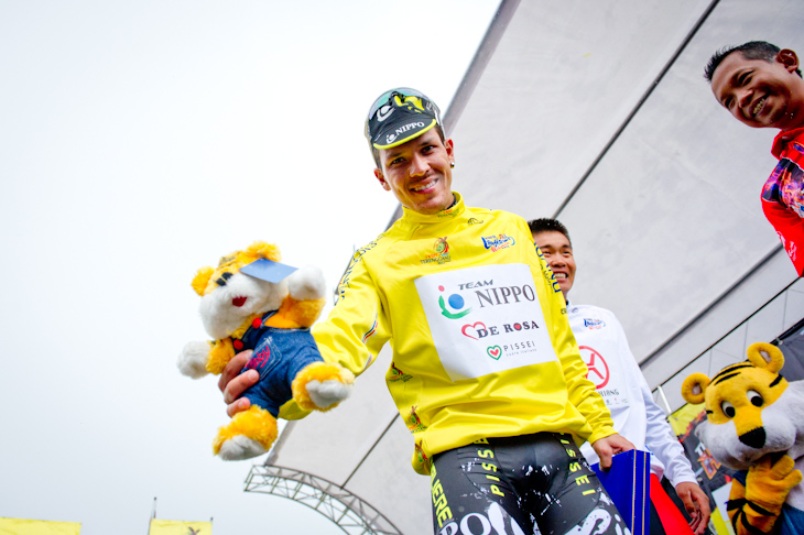 リーダージャージを獲得したジュリアン・アレドンド(コロンビア、チームNIPPO・デローザ)