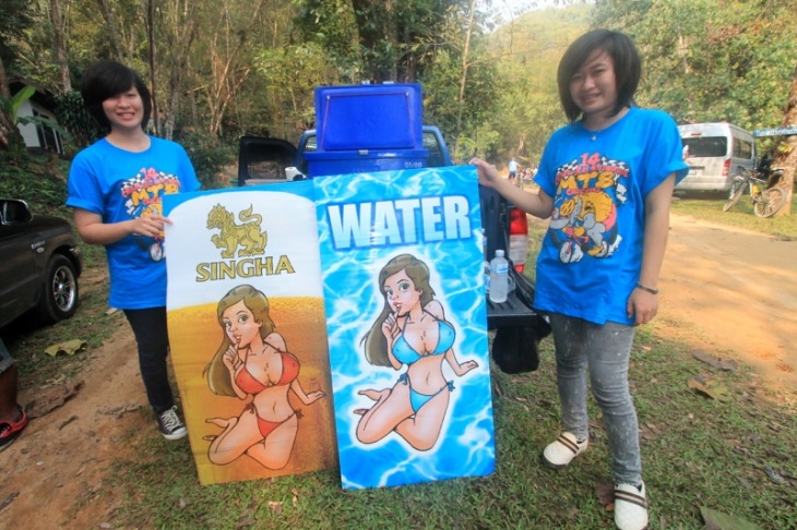 おなじみのシンハービールとウォーターポイントの看板