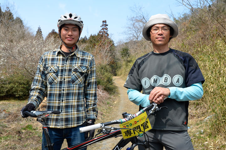 清水一輝(AKI FACTORY TEAM)選手と西井匠さん