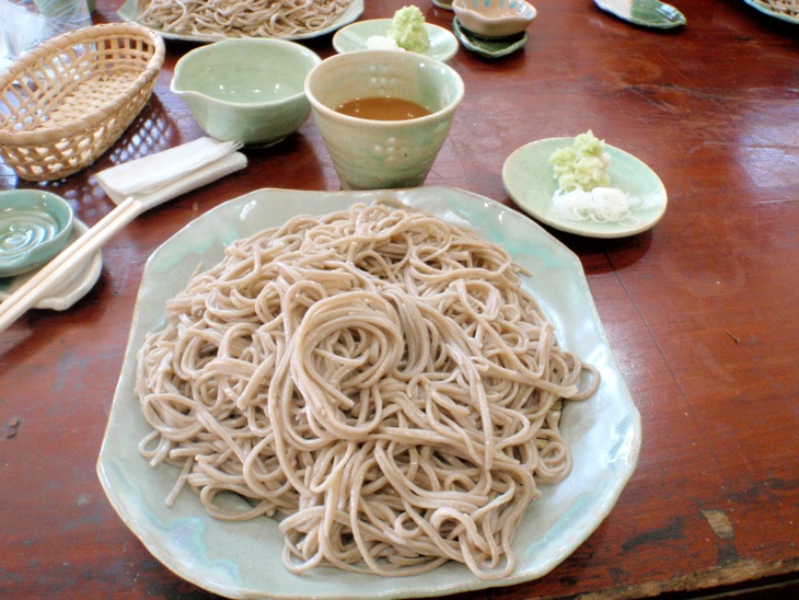 ペコペコのお腹は地元の名産品で満たそう!