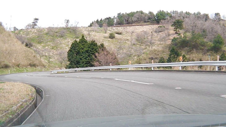 13.5km地点県道上り区間(順路は画面奥から手前へ)。絶好の観戦ポイント