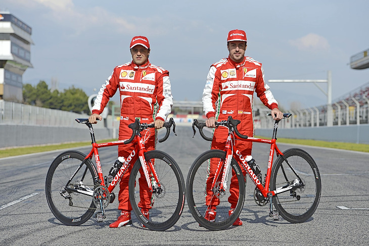 コルナゴ C59 Ferrariチームカラーを操るF1ドライバー(左:フェリペ・マッサ、右:フェルナンド・アロンソ)