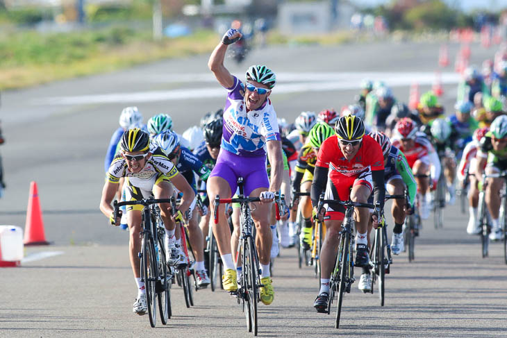 マリウス・ヴィズィアック(マトリックスパワータグ)が優勝