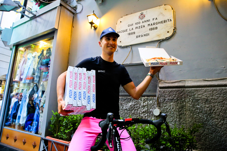 テイラー・フィニー(アメリカ、BMCレーシングチーム)がマルゲリータを高速でお届けに上がります