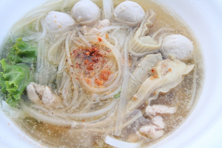 振舞われたタイの辛い麺 美味しくてやみつきになる