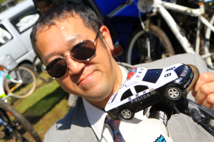 トヨタ・クラウンのミニカーに、(西部警察標準仕様の)「ニッサン」とマジックで書き換えている