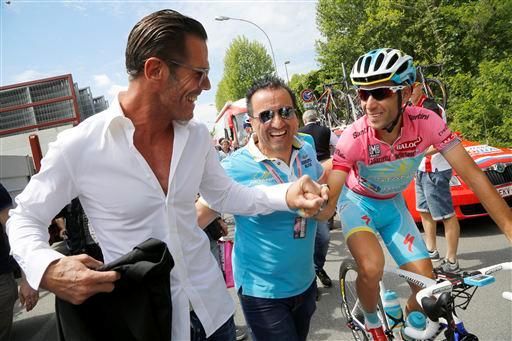 マリオ・チポッリーニ氏と握手を交わすヴィンチェンツォ・ニーバリ(イタリア、アスタナ)