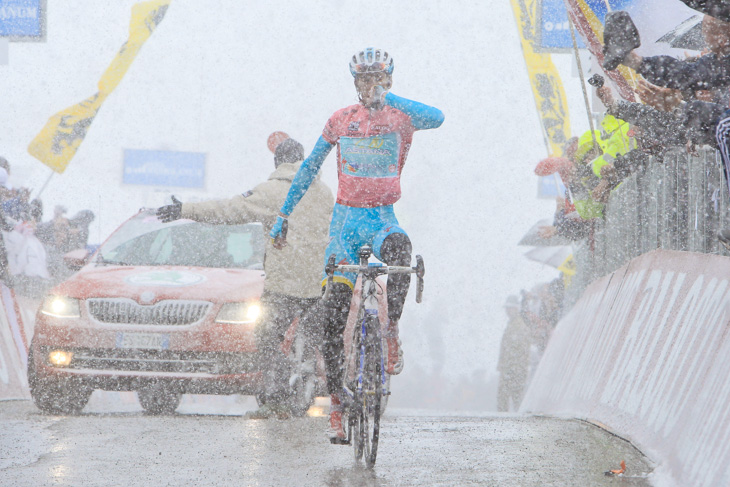 2013年第20ステージで雪のトレチーメ・ディ・ラヴァレード頂上に飛び込むヴィンチェンツォ・ニーバリ(イタリア、当時アスタナ)