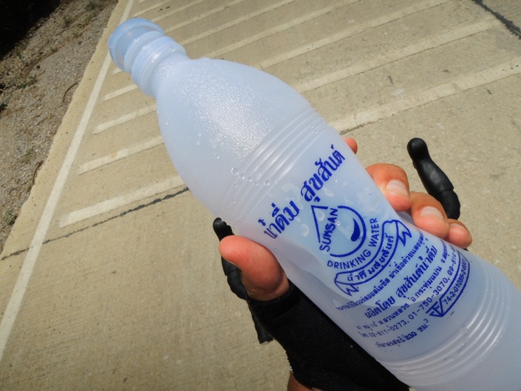 原付の移動マーシャルから受け取る水ボトル