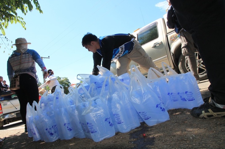 大量に補給される水ボトル これが次々と選手に手渡されていく