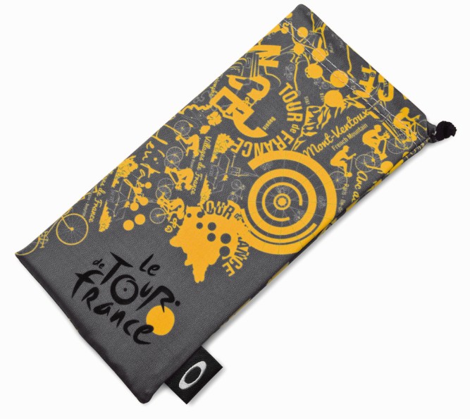 TDFロゴ×オークリーオリジナルアートデザインのマイクロクリアバッグが付属