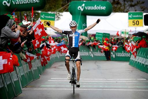 1級山岳頂上ゴールを制したバウク・モレマ(オランダ、ブランコプロサイクリング)