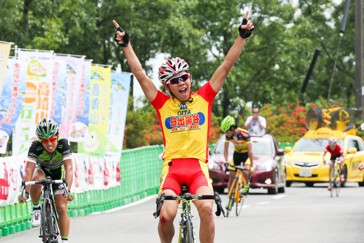 男子ジュニア優勝の黒枝咲哉(日出暘谷高)