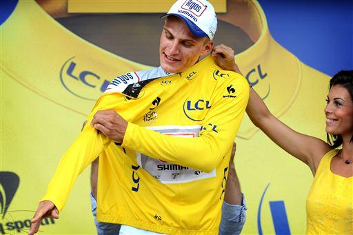 初めてマイヨジョーヌに袖を通すマルセル・キッテル(ドイツ、アルゴス・シマノ)