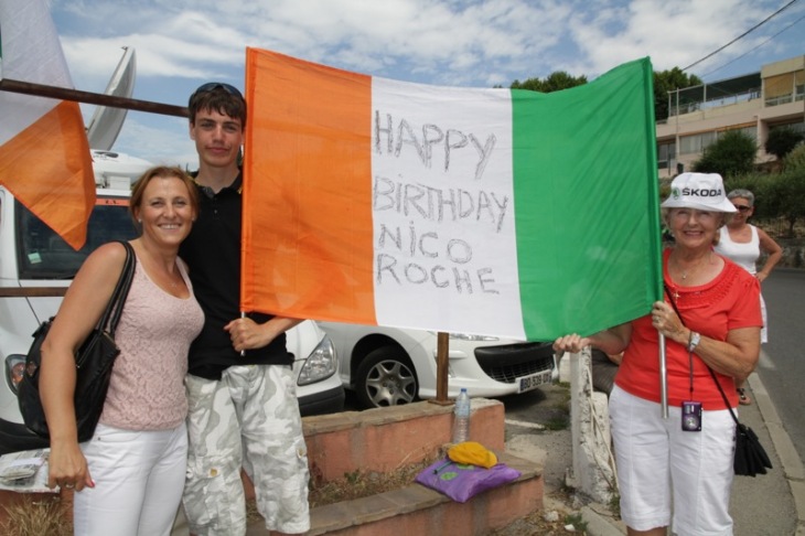 アイルランド出身のニコラス・ロッシュ(サクソ・ティンコフ)の誕生日を祝うファン
