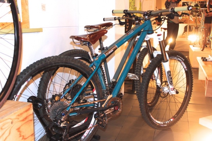 B_ant 650B 60stb(Shinkai Blue、手前)、26 MTB 60st(Namari Gray、奥)