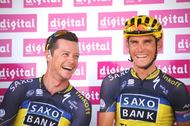 記者会見で笑顔を見せるロマン・クロイツィゲル(チェコ)とニコラス・ロッシュ(アイルランド)