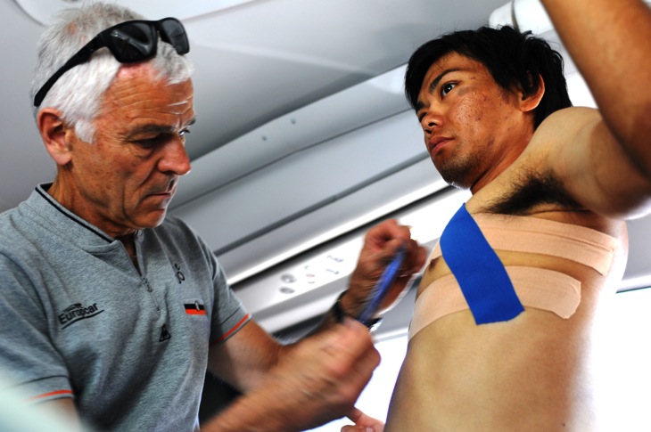 チームバスの中で痛めた肋骨の治療を受ける新城幸也(ユーロップカー)