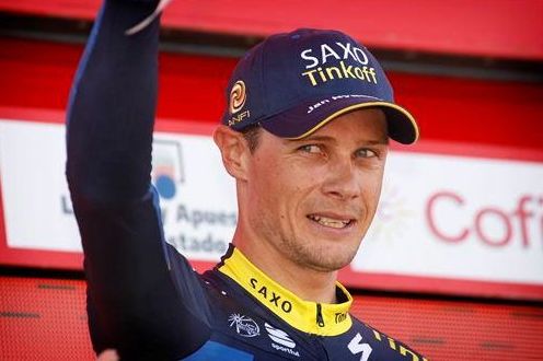 表彰台に立つニコラス・ロッシュ(アイルランド、サクソ・ティンコフ)