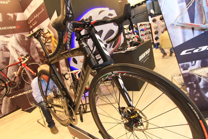 キャノンデールのレフティのような片持ちフォークにディスク仕様のバイクの展示も。パテントはクリアしているのだろうか?