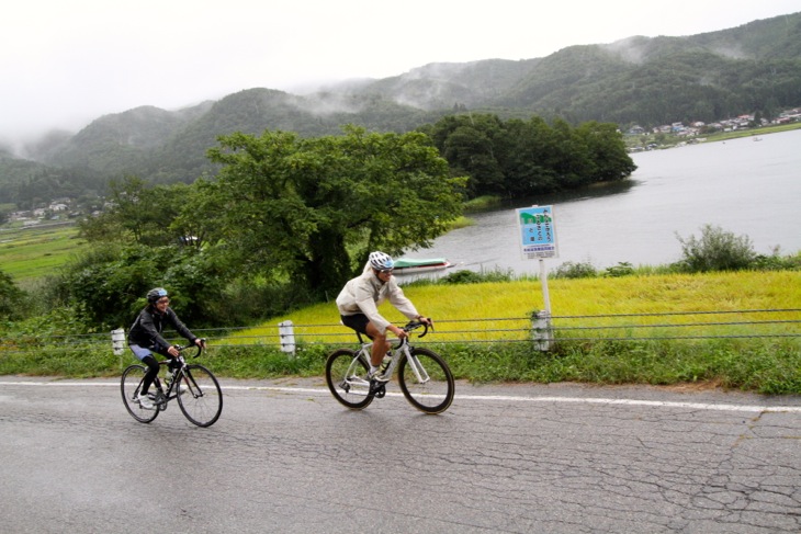 雨に煙る青木湖の湖畔道路を行く 裏道なのでクルマも少ない