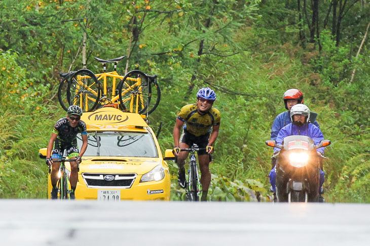 山本元喜(鹿屋体育大)が内間康平(チームNIPPO・デローザ)をかわして前に出る