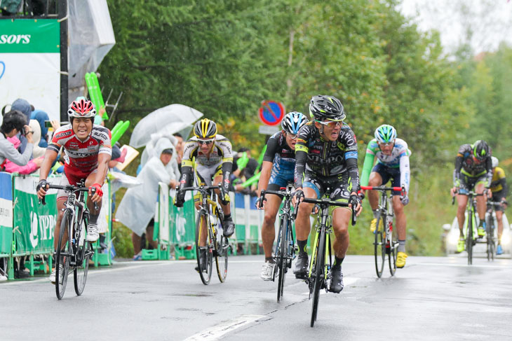 メイン集団のトップは中根英登(チームNIPPO・デローザ)