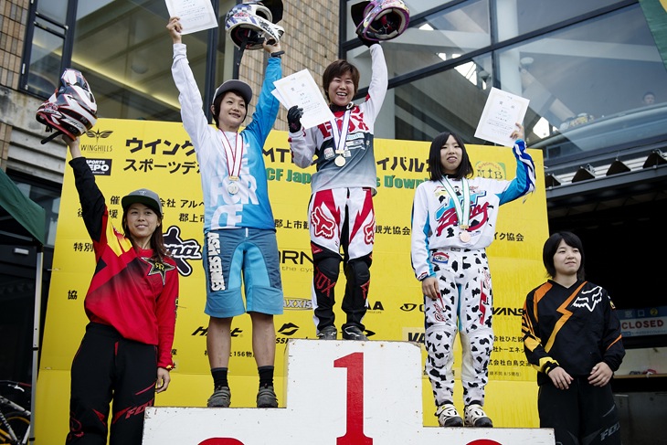 女子表彰式 優勝は末政実緒(ダートフリーク・サラセン)、2位中川弘佳、3位中川綾子(チームYRS)、4位中村美佳(福井和泉MTBパーク)、5位九島あかね(玄武・ターナー)
