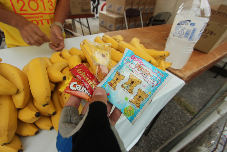 協賛のロッテからお馴染みのお菓子4種類、日本バナナ輸入組合からは甘いバナナが提供された