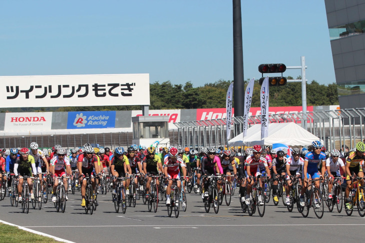 ブリッツェンや愛三などのゲストライダーを先頭にレースがスタート