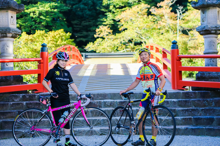 当日は紅葉が見ごろの室生寺(前の道は混雑するため自転車を押して歩きます)
