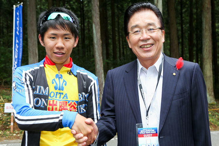 オープン男子優勝の黒枝咲哉(大分県立日出暘谷高校)、視察に訪れていた釘宮磐大分市長から祝福を受ける