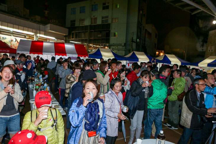 みんなで乾杯 飲み放題食べ放題しゃべり放題