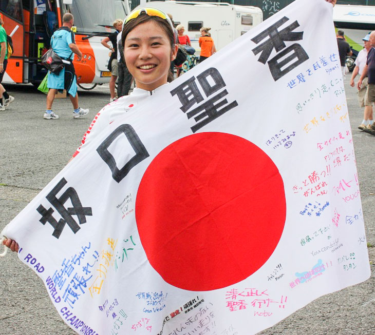 レース後 日本のファンの方から贈られた応援の旗と一緒に