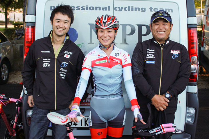 ジュニア女子TT 宮島マッサーと西メカニックと。レース経験豊富な2人のサポートを受けてリラックスしてTTに臨めた坂口