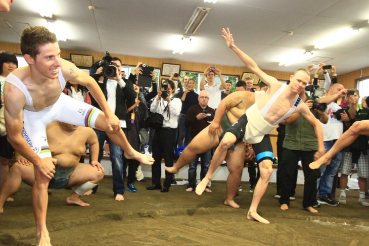 よ〜いしょ! はっけよーい! 世界チャンプとツール覇者が四股を踏む