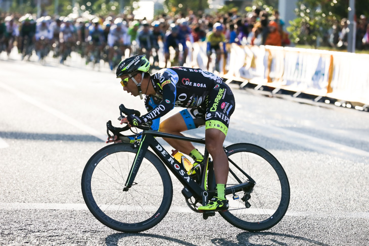逃げグループを追う福島晋一(チームNIPPO・デローザ)