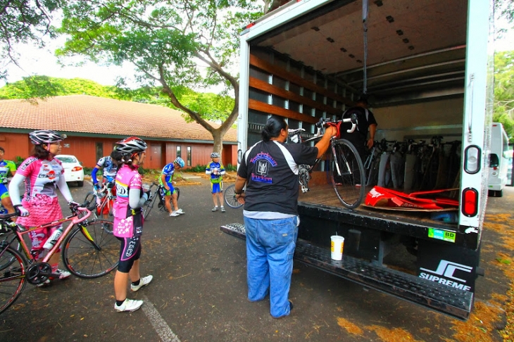 ゴール後は専用トラックに自転車を預ける。なんて贅沢なライドなんでしょう!