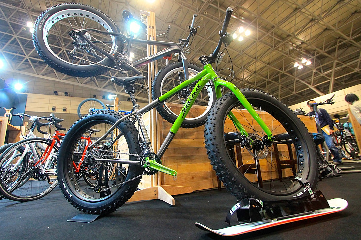 雪上を滑るボードを取り付けた、SalsaのMukluk(マクラク)Ti。チタン製ファットバイクだ