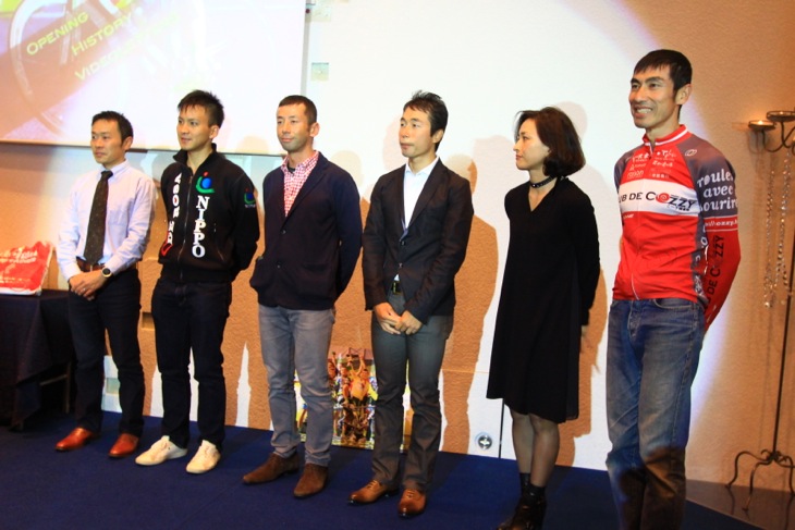 現役選手&監督たち、そして弟の康司さん(右)