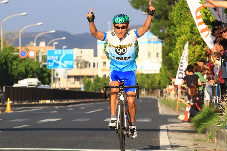 市民レースオーバー50優勝 独走でゴールする小野忠(パインヒルズ90)