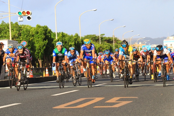 市民50km フォーティー 岡野哲也(SPACE ACE、左から2番目)が集団スプリントを制する