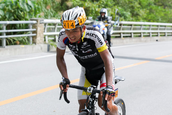 2回目の普久川ダムの登りで独走を開始した清宮洋幸(竹芝サイクルレーシング)