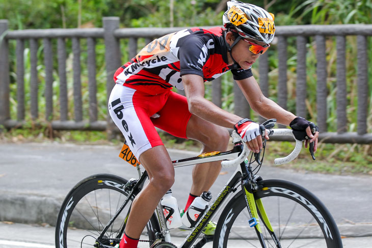 ペースの上がらないメイン集団から飛び出した原純一(KMCycle Ibex)は2位に