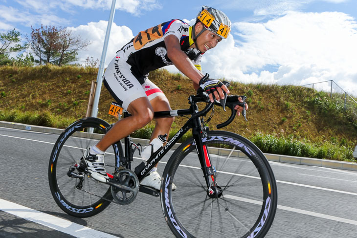 2013年大会の市民210kmクラスで70kmに渡る独走勝利を決めた清宮洋幸(竹芝サイクルレーシング)