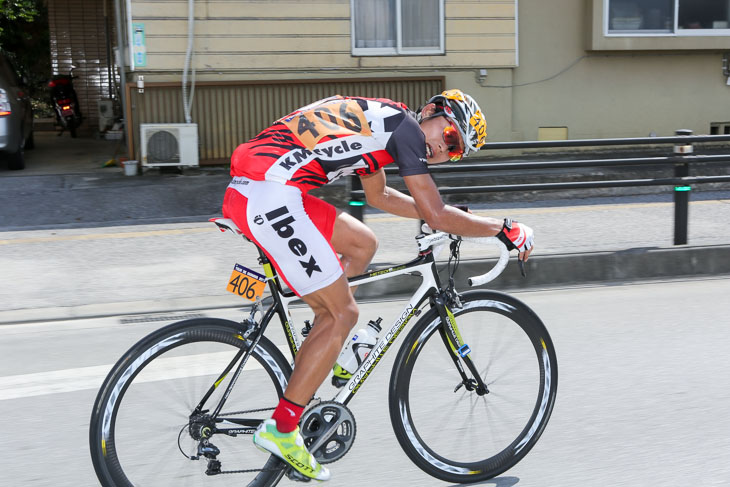 単独2位を走る原純一(KMCycle Ibex)